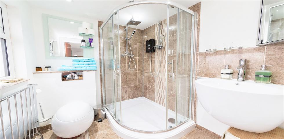 			THREE BATHROOMS, GARDEN , 4 Bedroom, 1 bath, 1 reception Semi-Detached House			 Petworth Road , NORTH FINCHLEY 